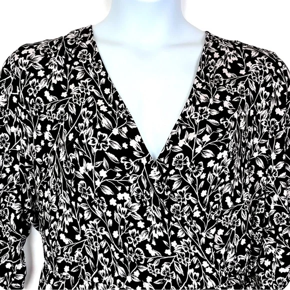 Old Navy Dress Size 3X Waist-Defined Plus-Size Wrap-Front Dress Black Floral - Picture 2 of 14
